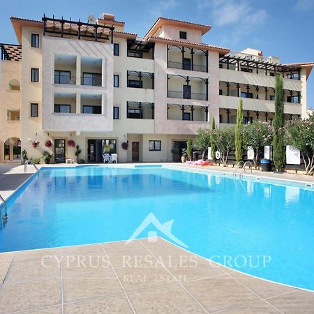 Pool Side 2 Bedroom Queens Gardens Complex Paphos Exteriér fotografie