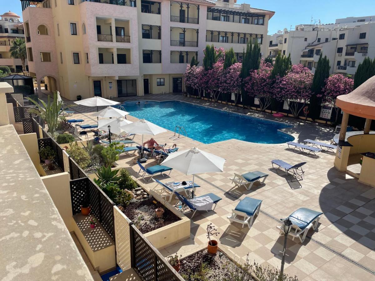 Pool Side 2 Bedroom Queens Gardens Complex Paphos Exteriér fotografie