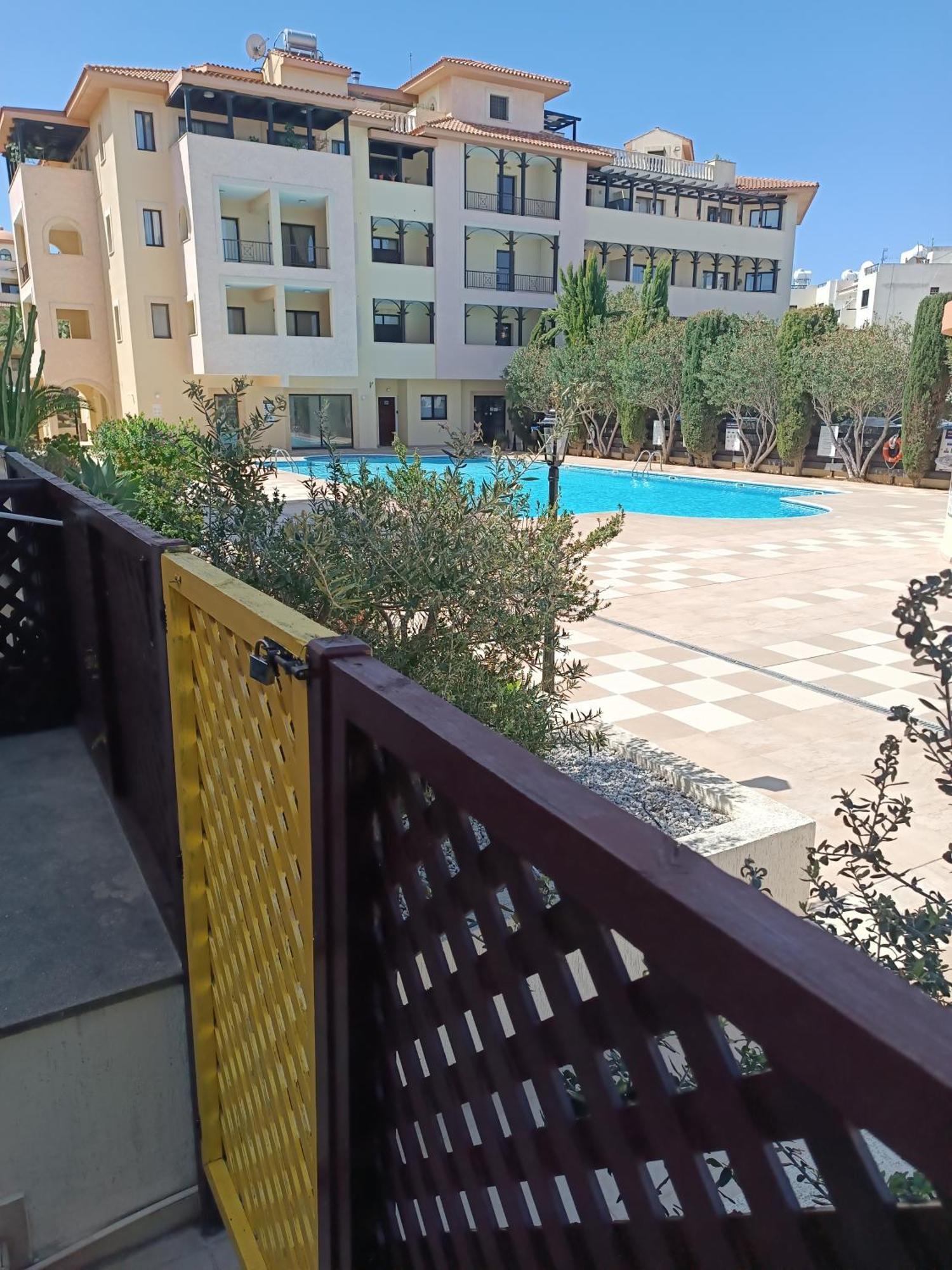 Pool Side 2 Bedroom Queens Gardens Complex Paphos Exteriér fotografie