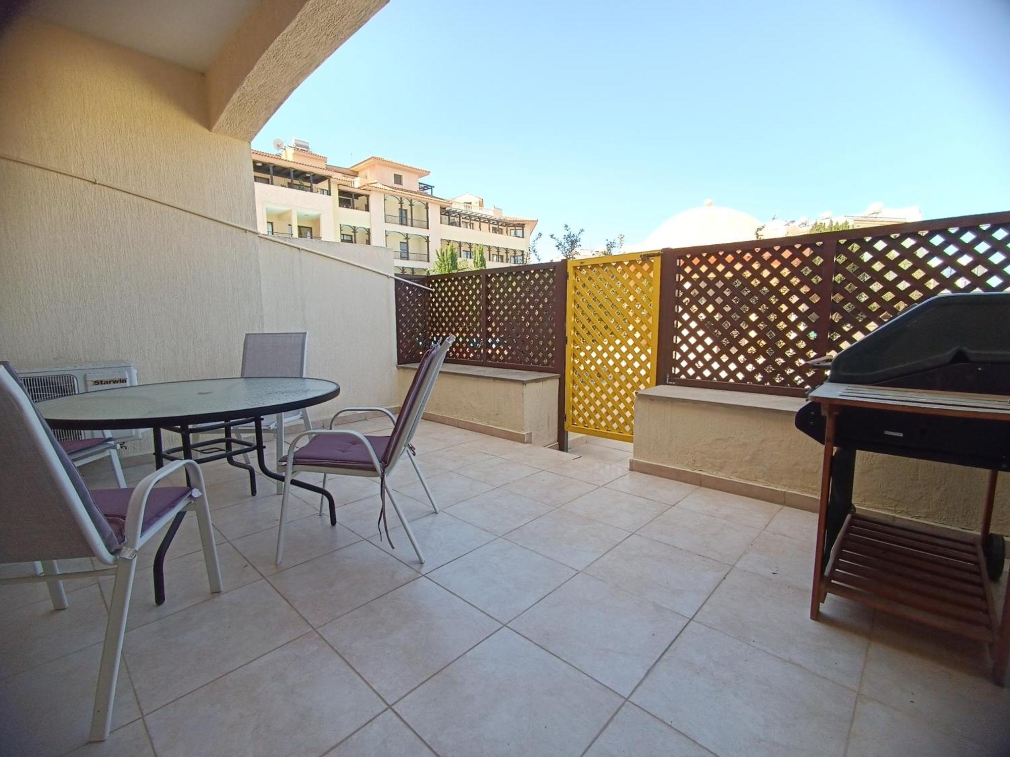 Pool Side 2 Bedroom Queens Gardens Complex Paphos Exteriér fotografie