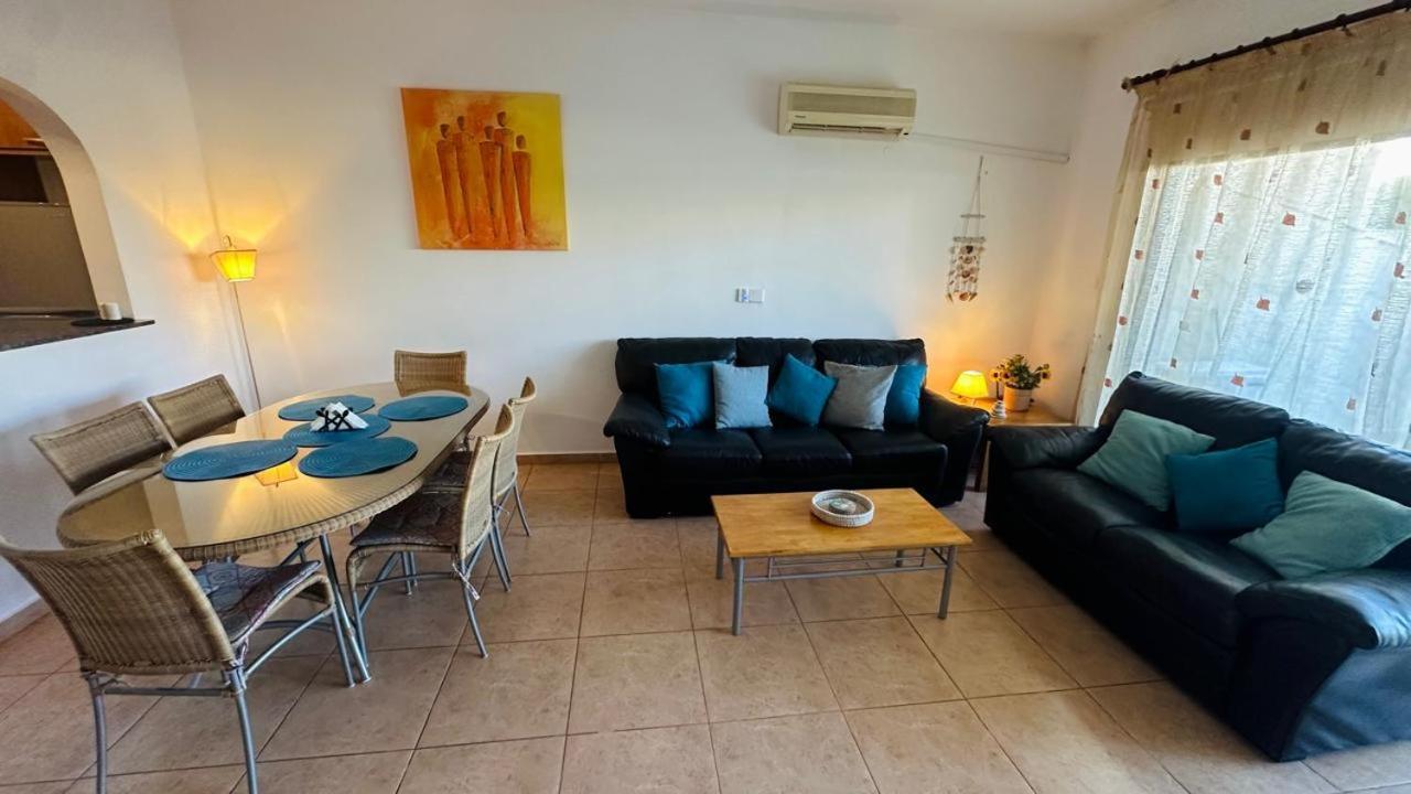 Pool Side 2 Bedroom Queens Gardens Complex Paphos Exteriér fotografie